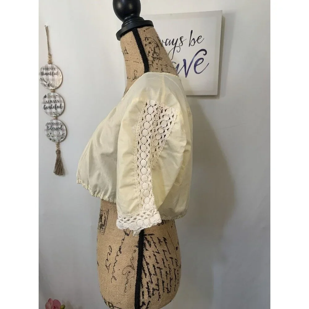 (E-144)Women’s Cream Crop Top Blouse Lace Trim Boho Peasant Style Short Sleeve S - Picture 6 of 7